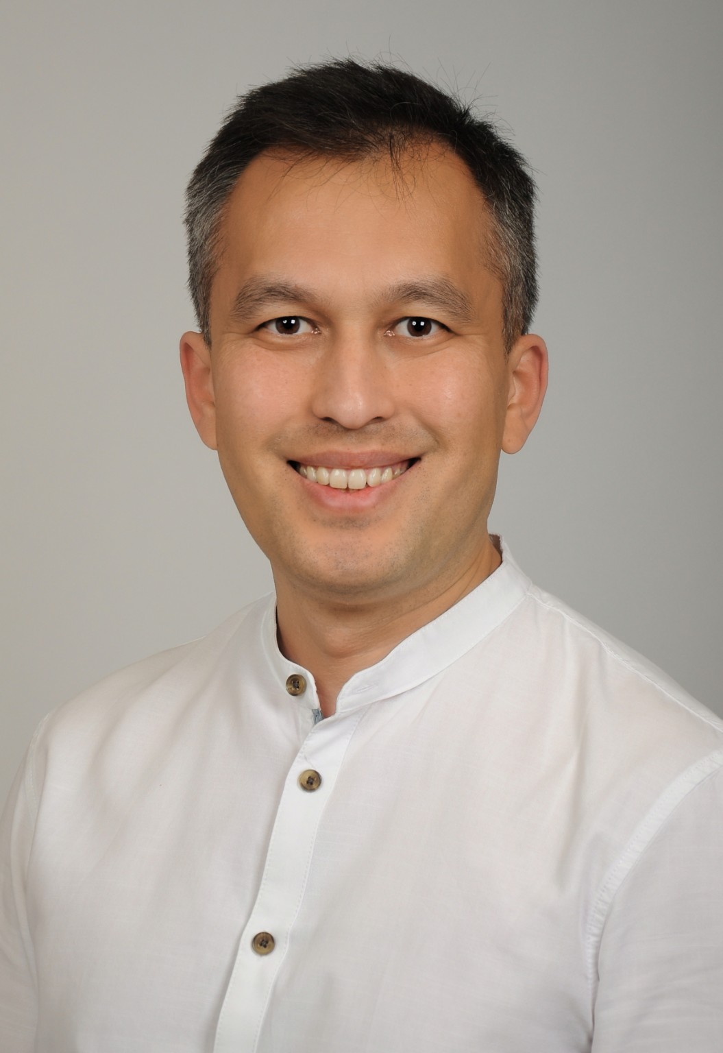Женис Аязбаев — Zhenis Ayazbayev, Facharzt für Neurologie